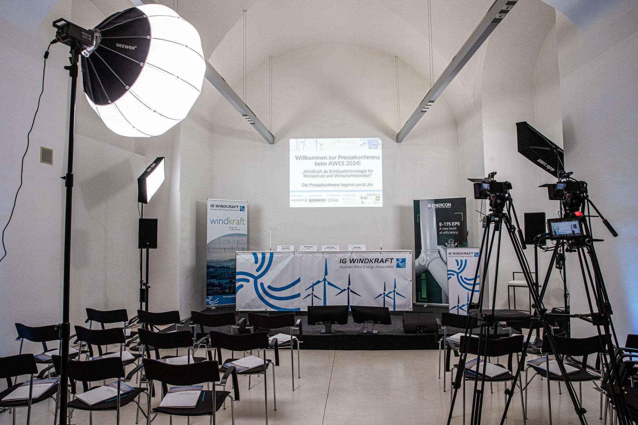 Hybride Übertragung der Pressekonferenz der IG Windkraft beim AWES Wind-Symposium 2024