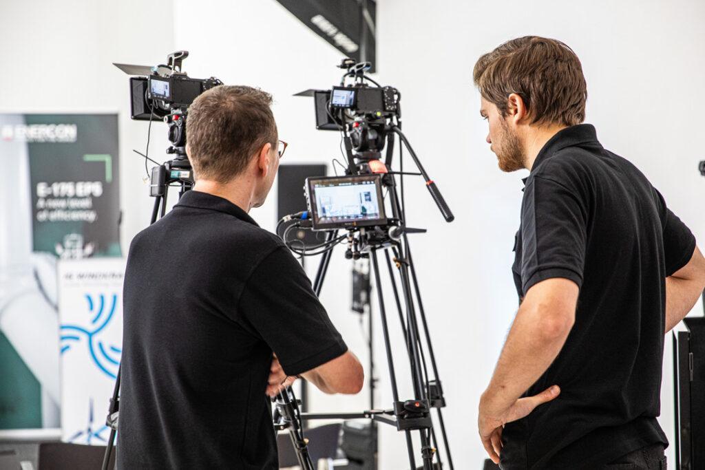 Lukas und Dominik hinter der Kamera, filmen hybride Events, Pressekonferenzen und Webinare